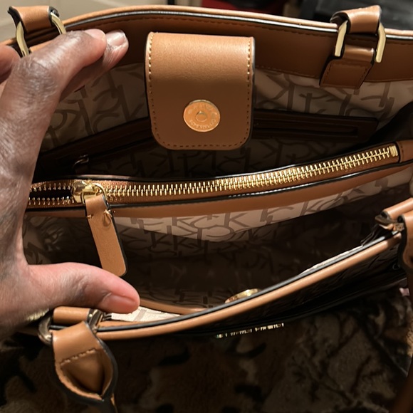 I’m selling a brand new women’s Calvin Klein pocket book , never worn . - Picture 3 of 4